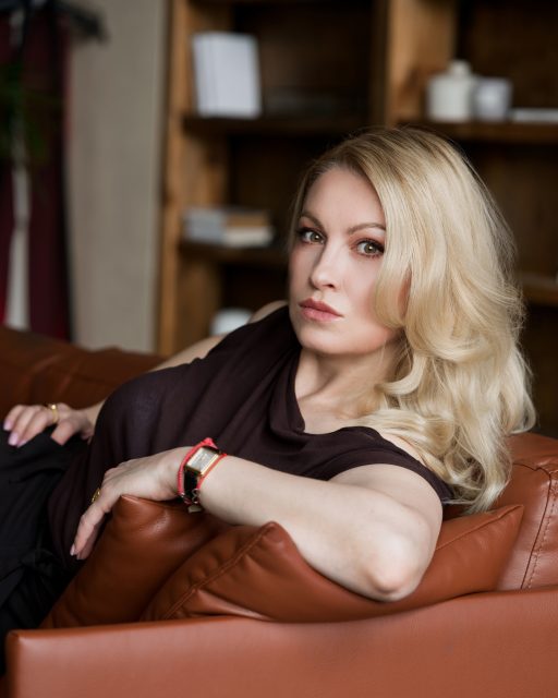 Краса не існує окремо від характеру. Вона проявляється через нього: у погляді, поставі, внутрішній зібраності.

Сила, суперечності, вразливість, гідність. Ось що я шукаю в обличчі, а не тільки красиву картинку.

Мабуть, моє бачення портрета саме в цьому, навіть якщо модель неймовірно вродлива.

Хочете фотосесію? Напишіть мені в direct.

Model: @savsvit 
Photo & makeup: @ilonakvetna 

#жіночафотосесіякиїв #жіночафотосесіяльвів #жіночафотосесія #фотосесіякиїв